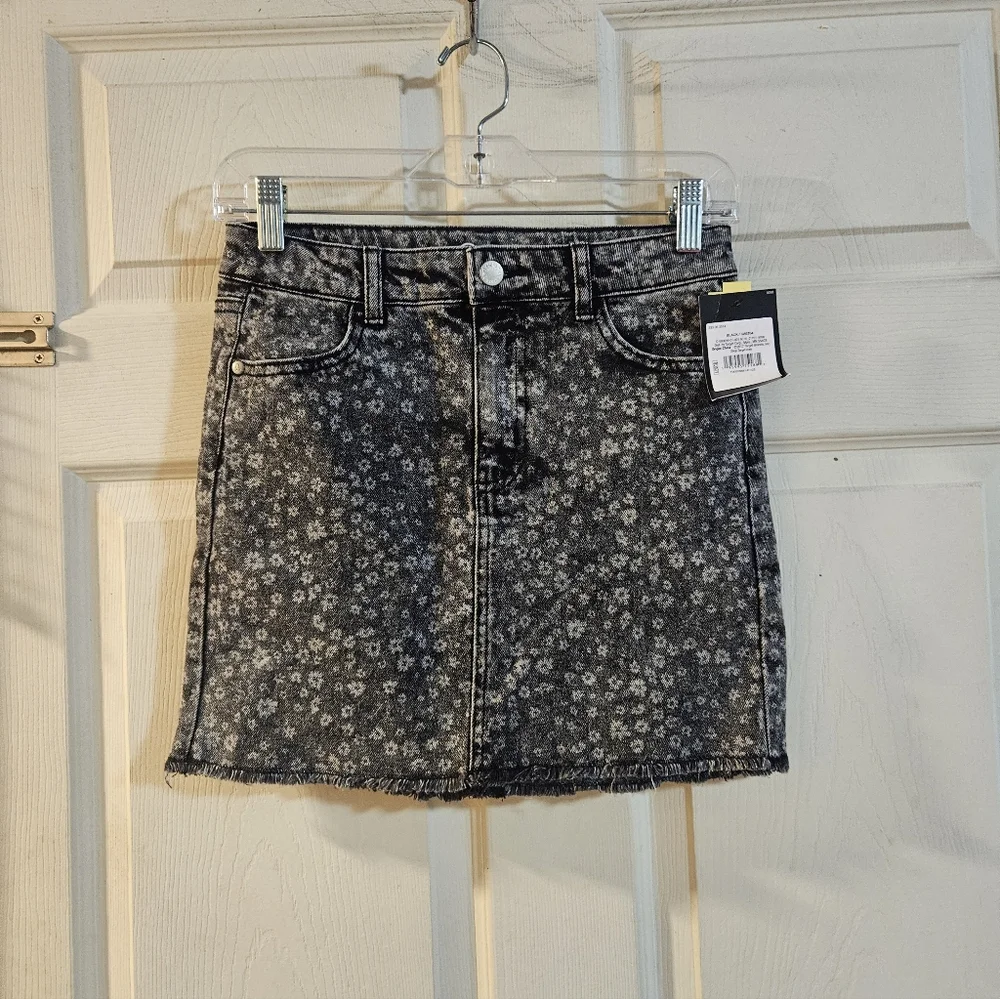 ART CLASS BLACK FLORAL SKIRT: NEW WITH TAGS: SIZE L (10/12)